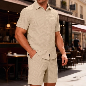 Ensemble d'été pour hommes avec chemise en jacquard texturé et short en beige