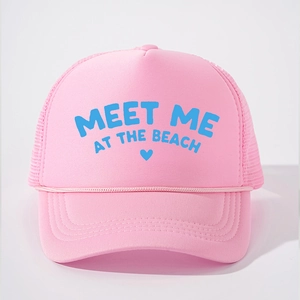 Rosa Trucker Cap mit blauem Meet Me At The Beach Schriftzug und Mesh-Einsatz