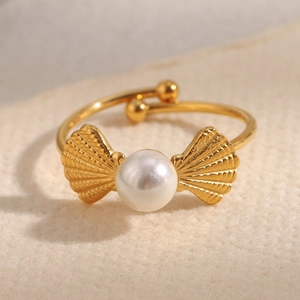 Bague ajustable en acier doré 18K ornée d'une perle centrale et de motifs coquillage