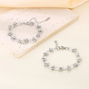 Nahaufnahme von silbernem Knotenketten-Armband mit Karabinerverschluss und Verlängerung