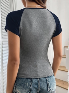 Vista posteriore di una t-shirt slim fit Y2K con maniche raglan blu e corpo grigio