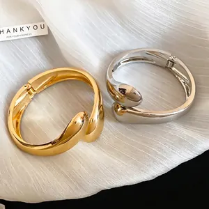 Bracciale rigido aperto regolabile minimalista in finitura oro e argento lucido