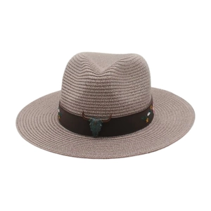 Détail d'un chapeau de paille western avec crâne de taureau et broderie florale