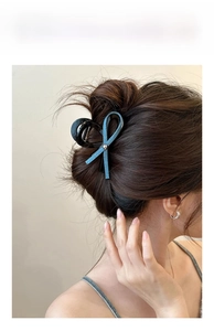 Pince à cheveux avec nœud en jean bleu sur une coiffure élégante pour femmes