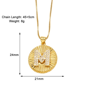Dettaglio della collana con ciondolo lettera M dorata con zirconi e catena da 45+5 cm