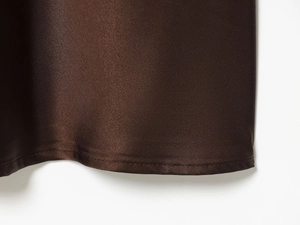Vue détaillée de l'ourlet de la robe midi en satin chocolat avec surpiqûres fines