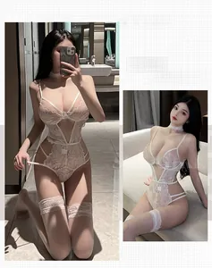Détails d'un body en dentelle blanche avec tour de cou et bas assortis bordés de dentelle