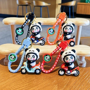 Collezione portachiavi panda su scooter con cinturini intrecciati colorati in quattro colori