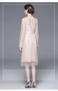 Détails de la robe en tulle champagne avec broderie florale blanche sur le dos