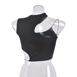 Detail eines schwarzen gerippten Crop-Tops mit modischen Metallketten und asymmetrischem Schnitt
