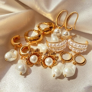 Collezione di orecchini con perle barocche in ottone placcato oro 18K su seta elegante