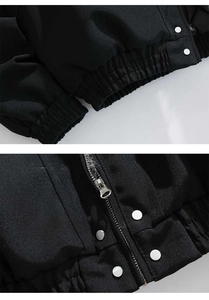 Macro-opname van zwart twill jack met metalen rits en zilveren drukknopen