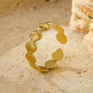 Bague coquillage ouverte plaquée or 18 carats en acier inoxydable sur fond de pierre