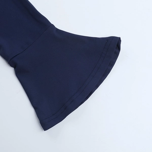 Détail des poignets cloche sur robe courte bleu marine avec coutures à double aiguille
