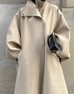 Gros plan du trench-coat long en similicuir beige avec un col montant élégant