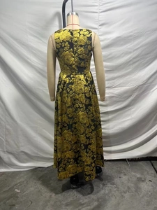 Detalle de vestido vintage de jacquard con cremallera en la espalda y corte en la cintura