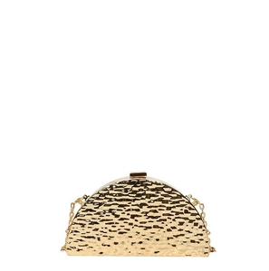 Detalle del bolso de fiesta dorado con textura de metal martillado y cierre superior