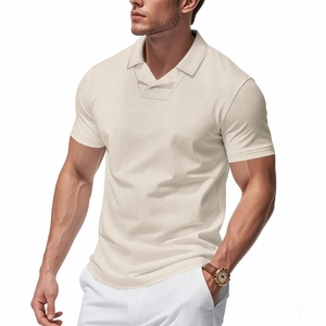 Detalle del tejido tipo gofre beige en un polo de hombre con cuello clásico