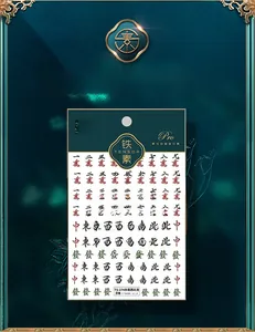 Dettaglio degli adesivi per unghie con design di caratteri cinesi del Mahjong