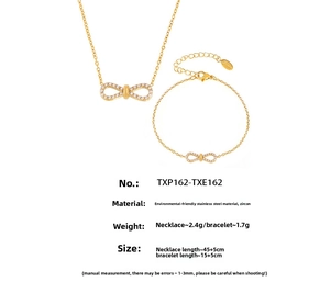 Détail du set collier et bracelet nœud doré avec zircone sur acier inoxydable