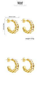 Détail des boucles d'oreilles C dorées à l'or 18 carats avec perles et dimensions 26x25mm