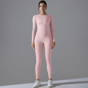 Détail d'un ensemble de yoga rose à taille haute en tissu brossé hautement élastique