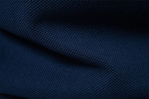 Makroaufnahme von marineblauem Piqué-Strickstoff mit atmungsaktiver Webstruktur