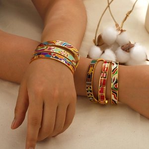 Bunte Emaille-Armreifen mit 18k Vergoldung und geometrischen Mustern für Damen