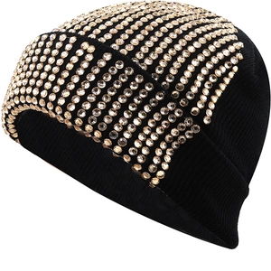 Bonnet en maille côtelée noire avec strass dorés champagne, vue latérale à 45 degrés