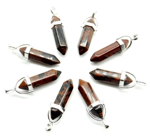 Macro-opname van acht mahonie obsidiaan zeshoekige hangers met zilveren metalen oogjes