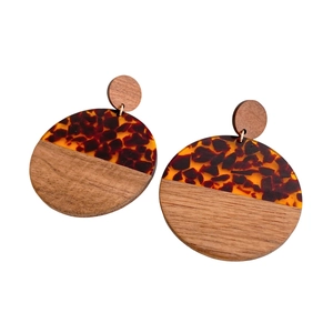Minimalist geometric round earrings made of tortoise resin and natural wood
