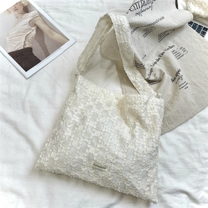 Détail du sac cabas en dentelle blanche avec crochet floral 3D et étiquette Sozakka