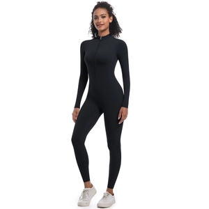 Détail d'une combinaison de sport noire à manches longues et demi-fermeture éclair
