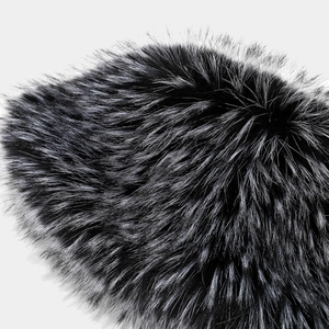 Gros plan sur la texture luxueuse en fausse fourrure noire et argentée à l'aspect brillant