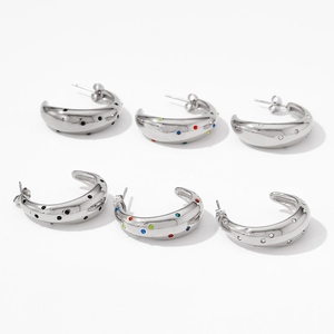Boucles d'oreilles en C en acier poli avec zircons colorés et incrustations circulaires