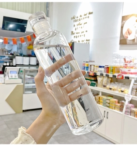 Primo piano di una bottiglia d'acqua in vetro con indicatori temporali in un negozio