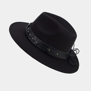 Détail du chapeau en feutre noir avec bandeau en cuir et clous métalliques vintage
