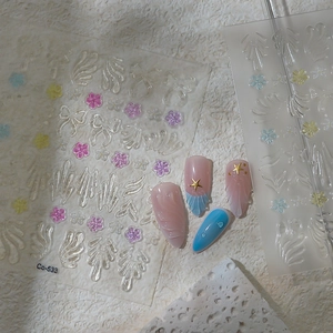 3D-Relief Nagelsticker mit Schleifen und Blumenmustern auf weißer strukturierter Fläche