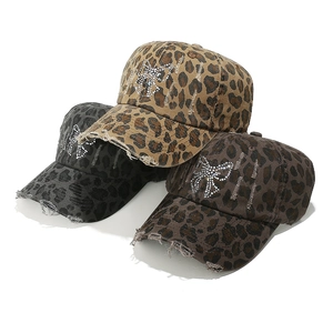 Casquettes léopard Y2K avec papillon en strass et détails déchirés style vintage