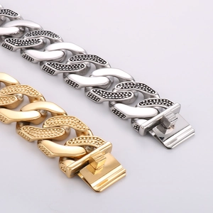Macro shot of 30mm stainless steel Cuban link dog collar with gold and silver finish