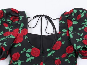 Détail de l'encolure carrée avec laçage au dos et fermeture éclair invisible de la robe