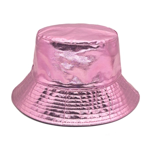 Détail d'un chapeau bob rose métallisé avec bords surpiqués et design pliable et moderne