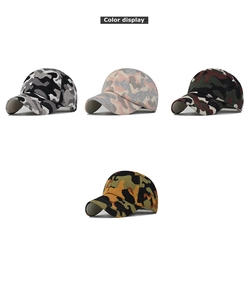 Detailansicht von vier Camouflage-Strickmützen in Grau, Rosa, Grün und Orangefarben