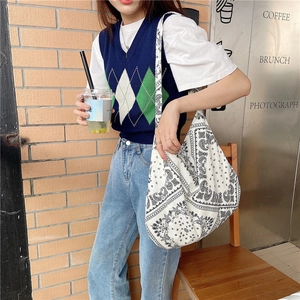 Vintage paisley print canvas tote bag with large capacity in a stylish street style