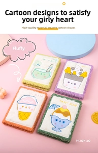 Vista detallada de libretas de peluche con temas de postres y bordes de colores vivos