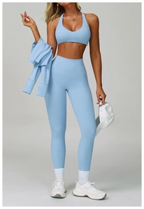 Set da yoga celeste con reggiseno sportivo incrociato e leggings a vita alta
