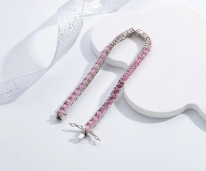 Dettaglio di un bracciale tennis rosa da 5mm con griffe in argento su vassoio bianco