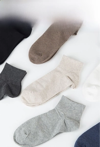 Nahaufnahme von antibakteriellen Baumwollsocken mit elastischem Rippbündchen in Farben
