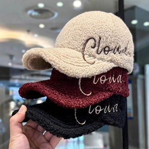 Nahaufnahme der Cloud-Bestickung auf warmen Fleece-Baseballkappen in drei Farben