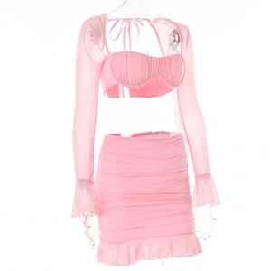 Détail d'un ensemble deux pièces rose en mesh avec mini-jupe à volants et haut transparent